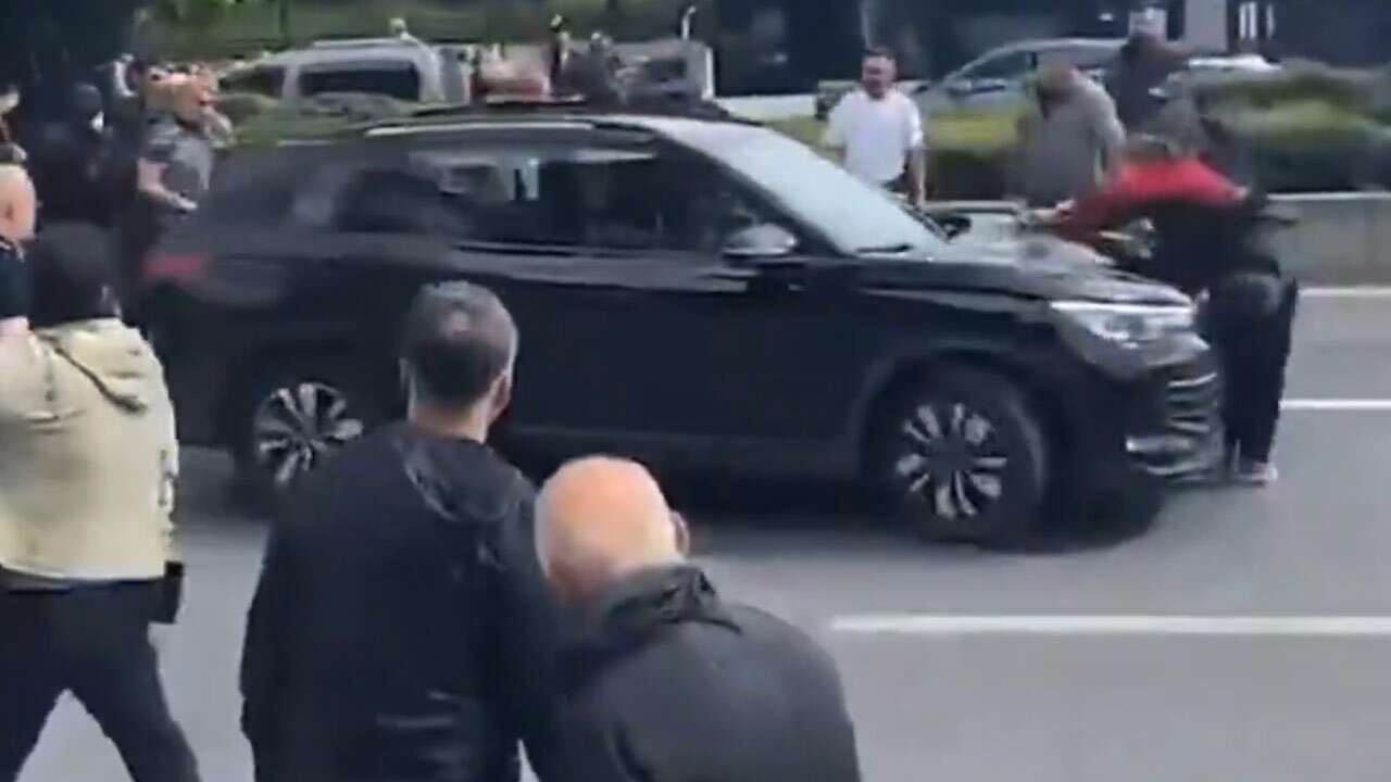 CHP önünde bir araç, kadını ezip kaçtı!