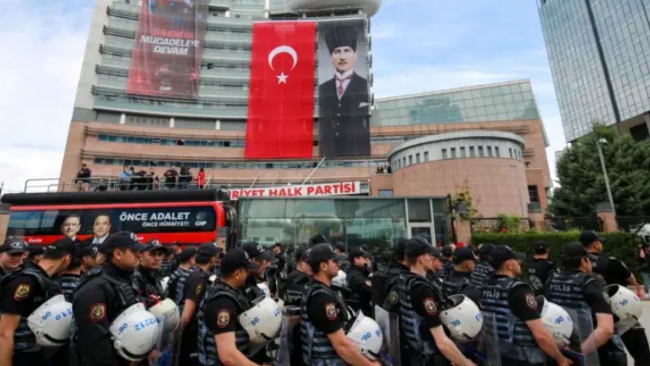 Kılıçdaroğlu ekibinden ilk hamle: Özgür Özel'in ismi söküldü!
