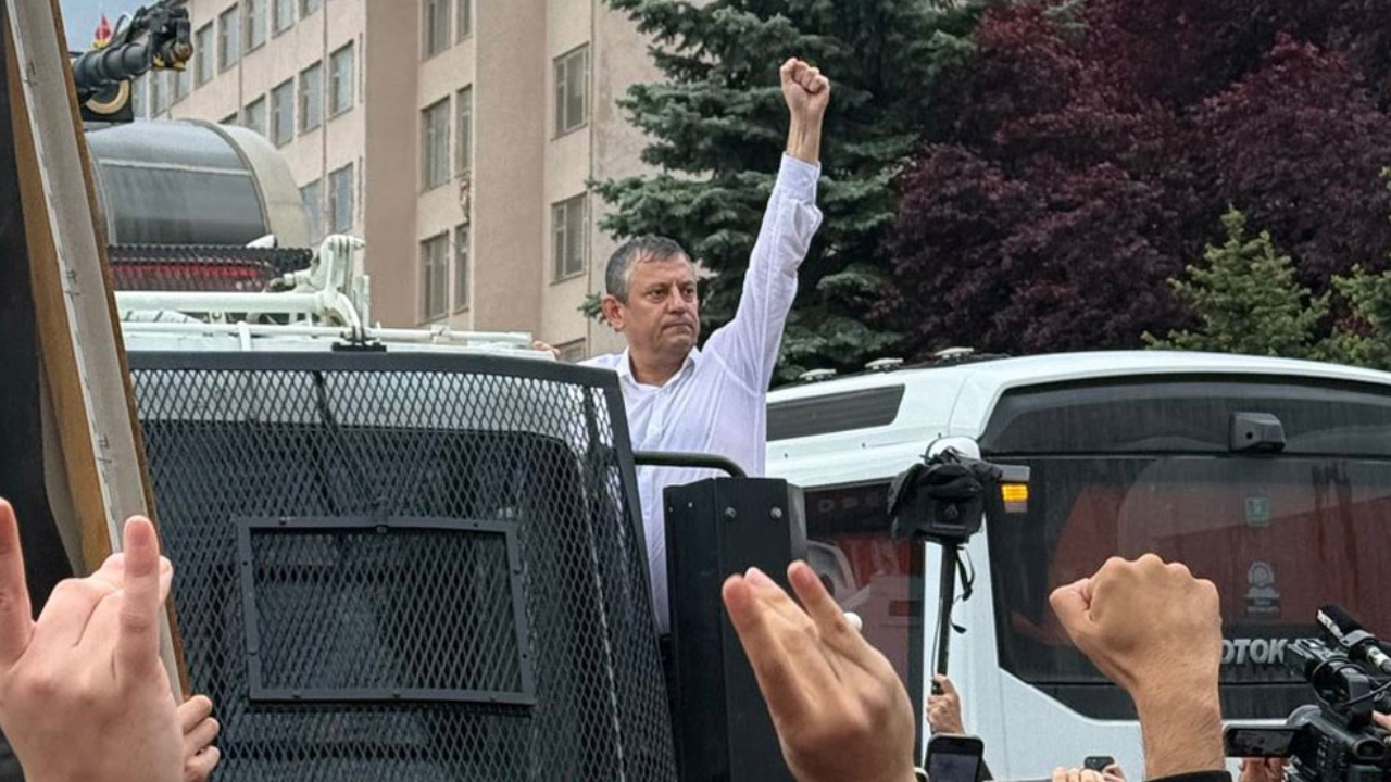 CANLI|CHP lideri Özgür Özel genel merkezden çıktı, Meclis’e yürürken sert polis müdahalesi!
