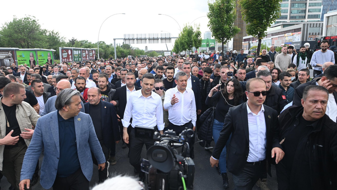 Özgür Özel, milletvekillerini topladı: Meclis'teki makamına alkışlarla girdi