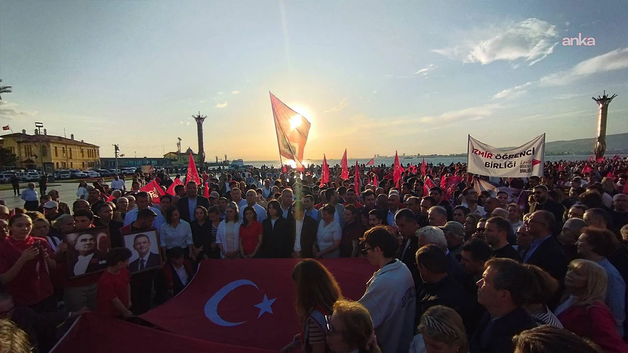 CHP Genel Merkezi'ne polis müdahalesi İzmir’de protesto edildi