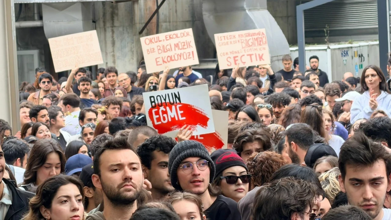 Öğrencilerin tepkisi geri adım attırdı: Kapatılan Bilgi Üniversitesi yeniden açılacak!