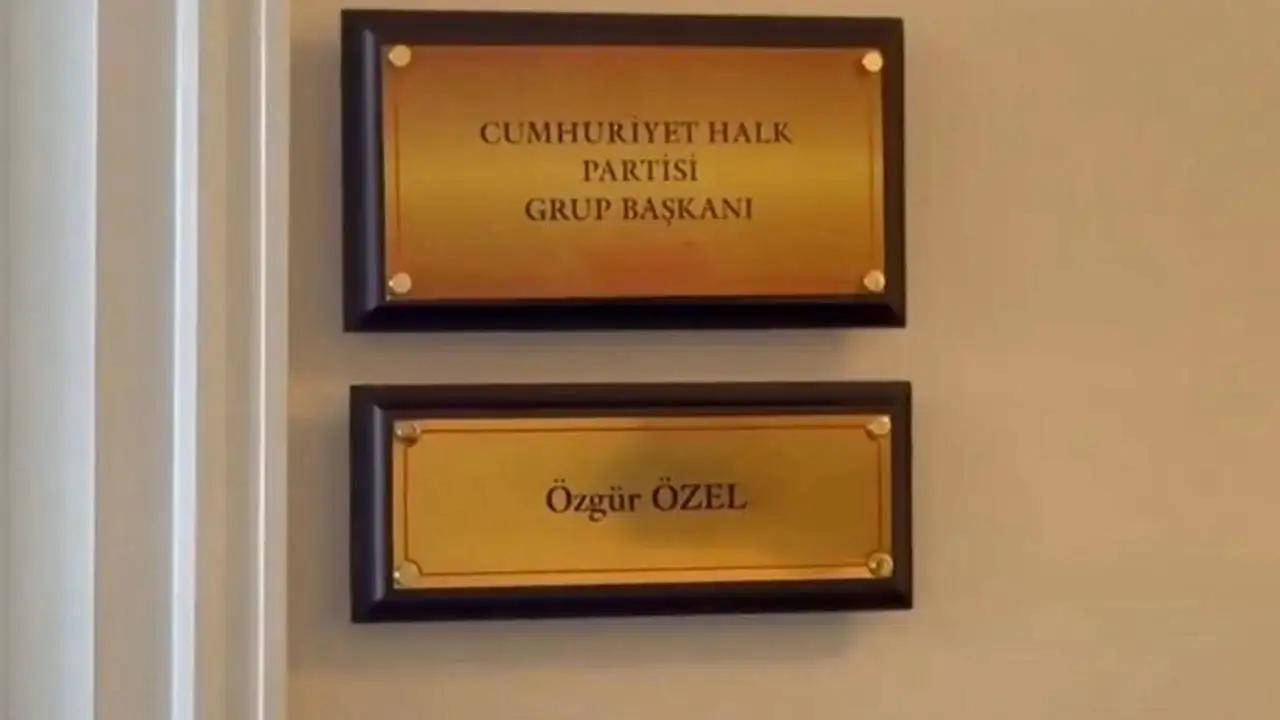 Özgür Özel'in Meclis’teki odasına yeni tabela