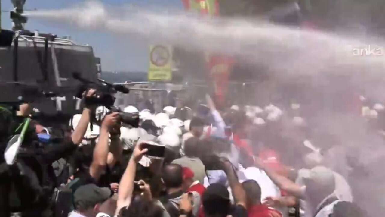 Özgür Özel’in İzmir mitingine TOMA’lı ve biber gazlı müdahale!
