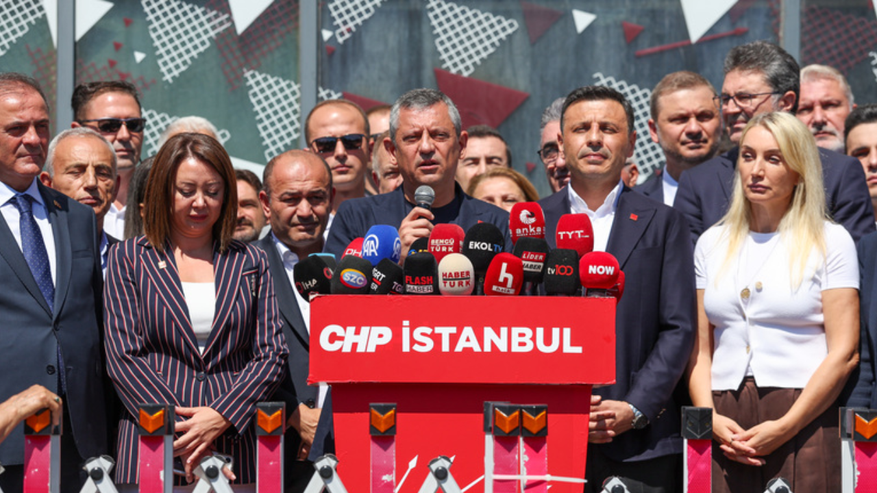 CHP İstanbul duyurdu: Facebook hesaplarına 'atanmış yönetim' el koydu