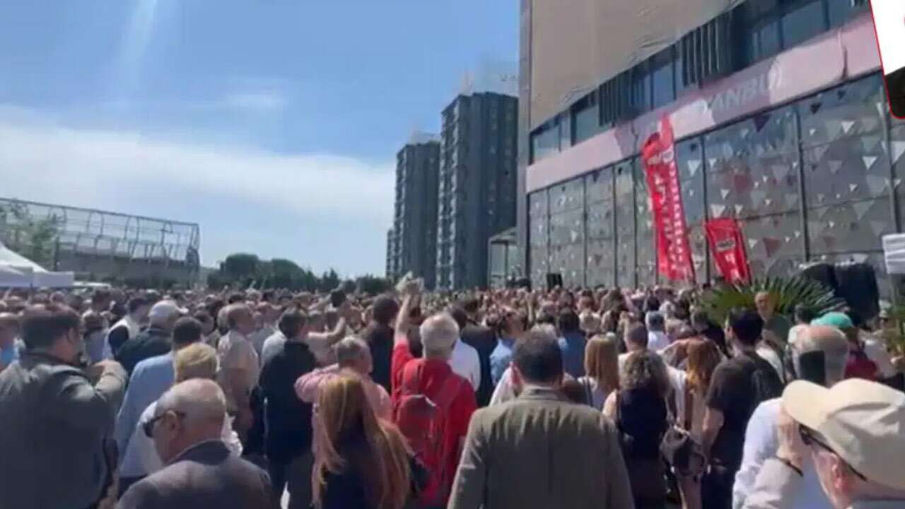 CHP İstanbul İl Başkanlığı'nda bayramlaşma: 'Cumhurbaşkanı İmamoğlu' sloganları atıldı