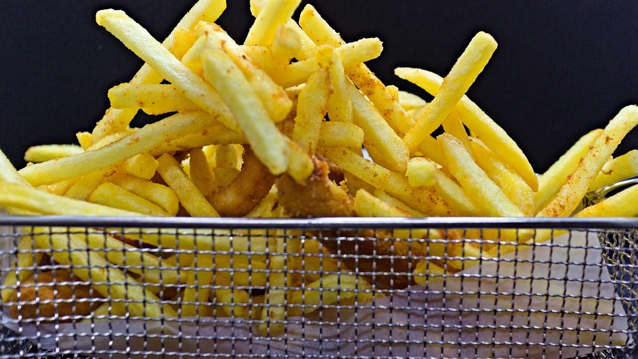 Patates kızartmasına lezzet katıyor.. 1 tatlı kaşığı kızartma yağına ilave edin