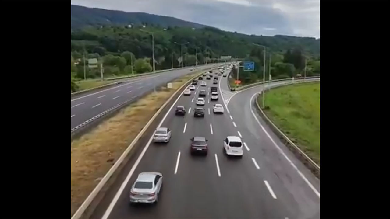 Tatil dönüşleri başladı: Trafik yoğunluğu başladı