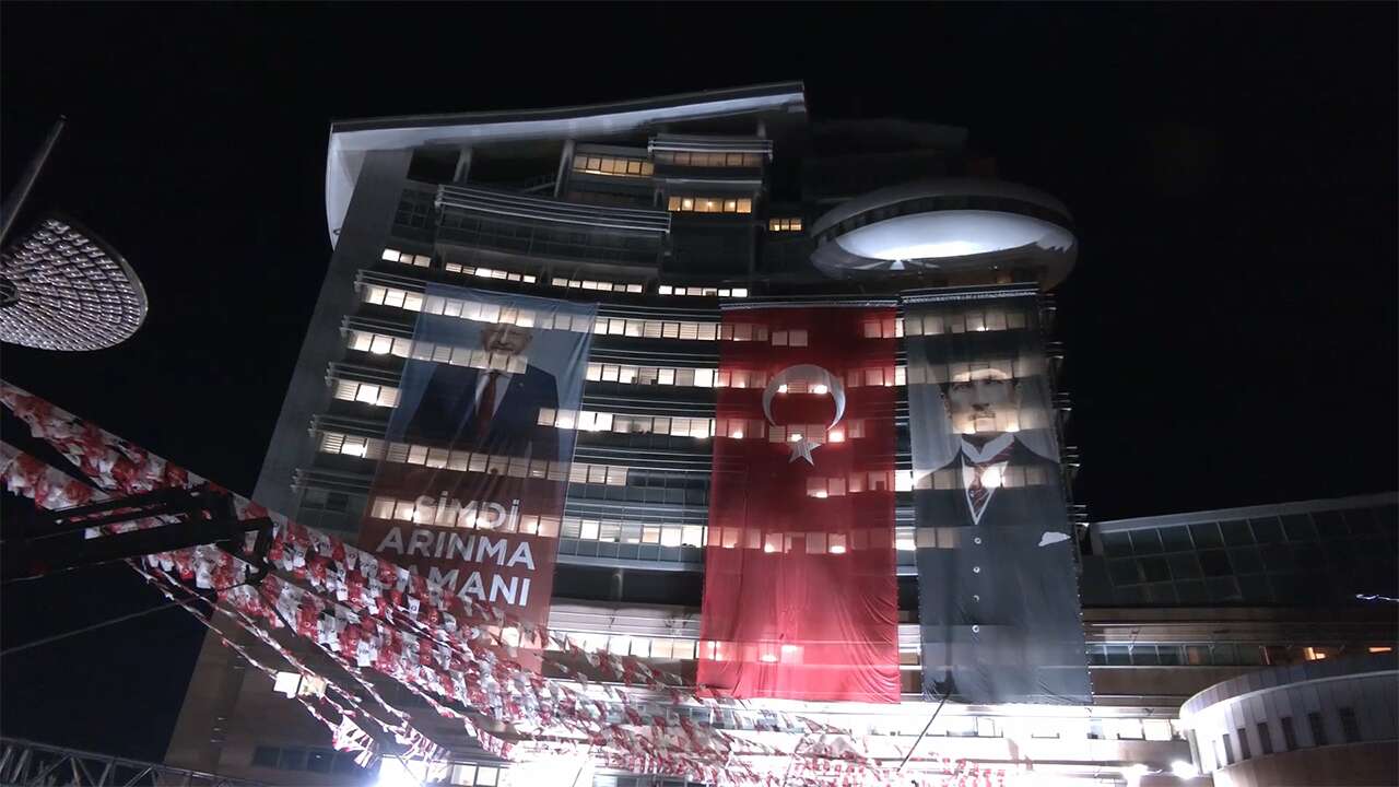 CHP Genel Merkezi'ne, Kılıçdaroğlu'nun 'Şimdi arınma zamanı' posteri asıldı