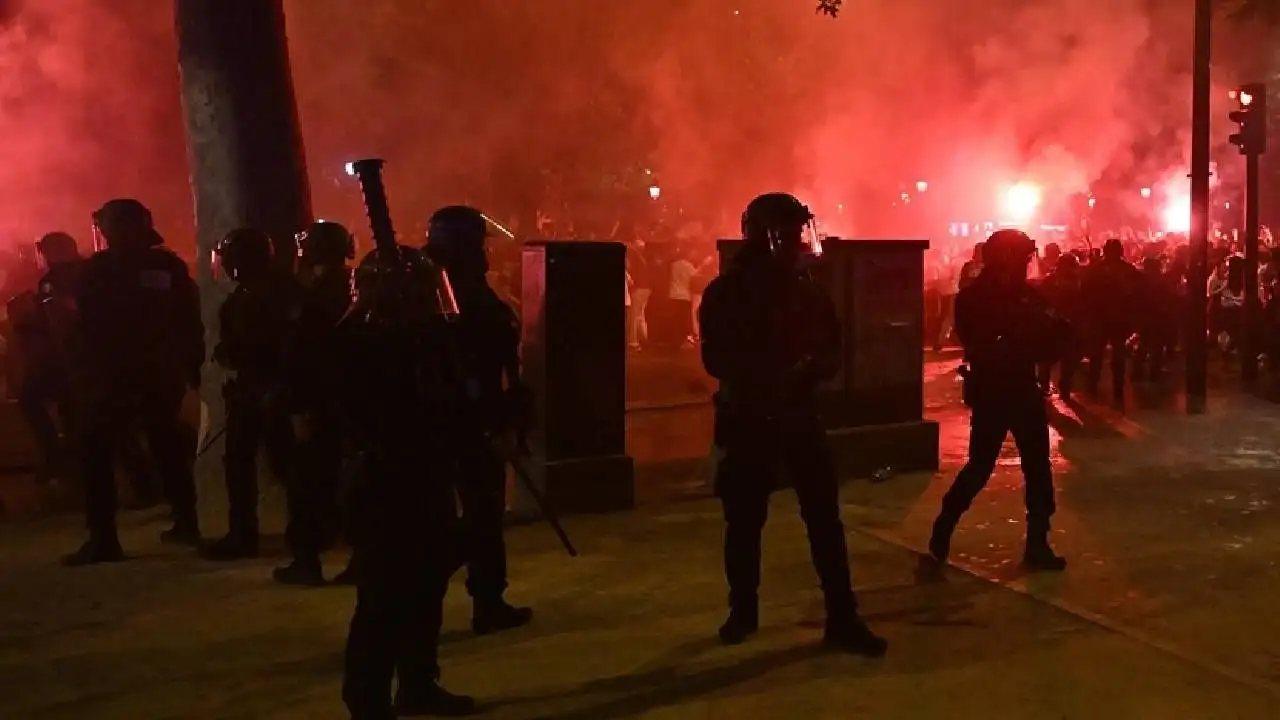 Fransızlar şampiyonluk için sokağa indi: Polisle çatıştılar