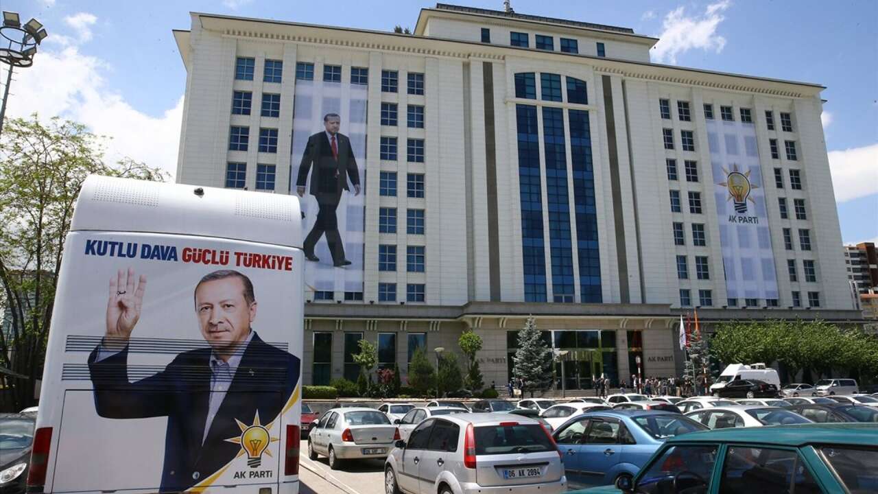 FETÖ AK Parti'nin karar mekanizmasında etkili deyip işaret verdiler: Yeni Şafak kimi kast etti?