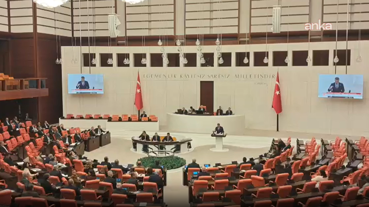 Meclis'te "mutlak butlan" protestosu: CHP'liler sıralara vurdu, oturuma ara verildi