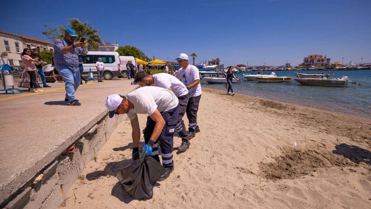 İzmir’de deniz temizliği seferberliği: 750 kilo atık çıkarıldı