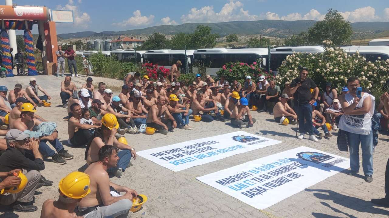 Doruk Madencilik işçileri yeniden şirketin kapsının önünde: Özgür Özel'den destek!