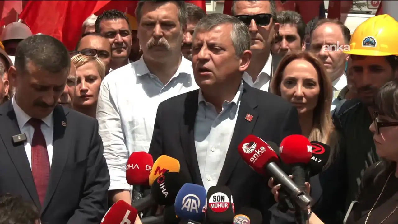 Doruk Madencilik işçileri yeniden şirketin kapsının önünde: Özgür Özel'den destek!