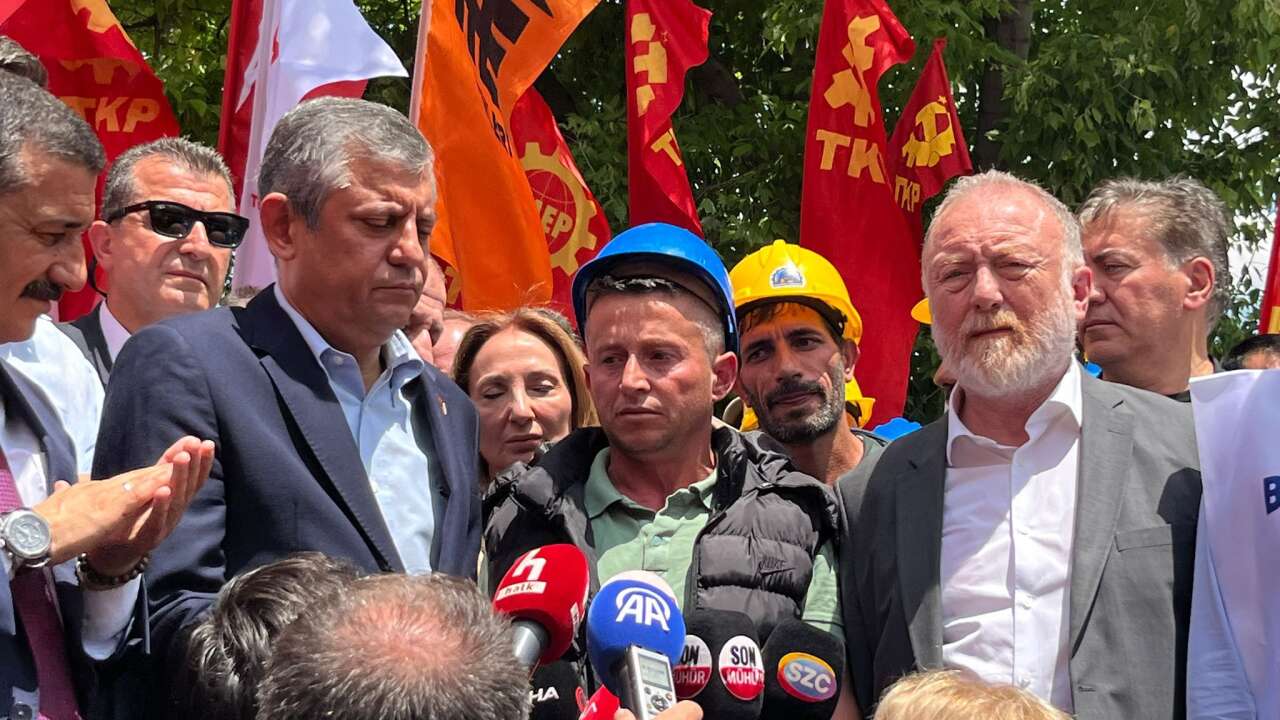 Doruk Madencilik işçileri yeniden şirketin kapsının önünde: Özgür Özel'den destek!