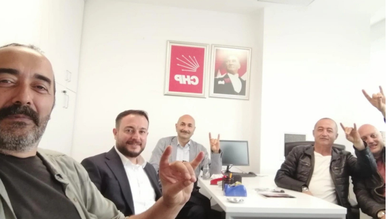 CHP'de bu da oldu: Kılıçdaroğlu'nun danışmanından Genel Merkez'de bozkurtlu fotoğraf