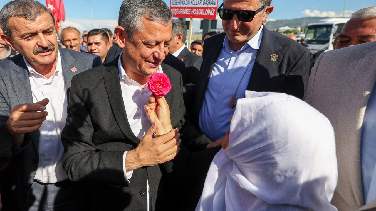 Kılıçdaroğlu destekçisi Kadim Durmaz'a büyük tepki: Özgür Özel, makam aracına alarak kurtardı!