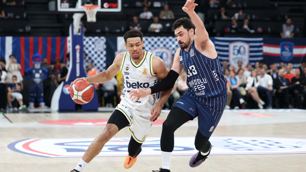 Anadolu Efes, Fenerbahçe Beko'yu devirip seriyi uzattı