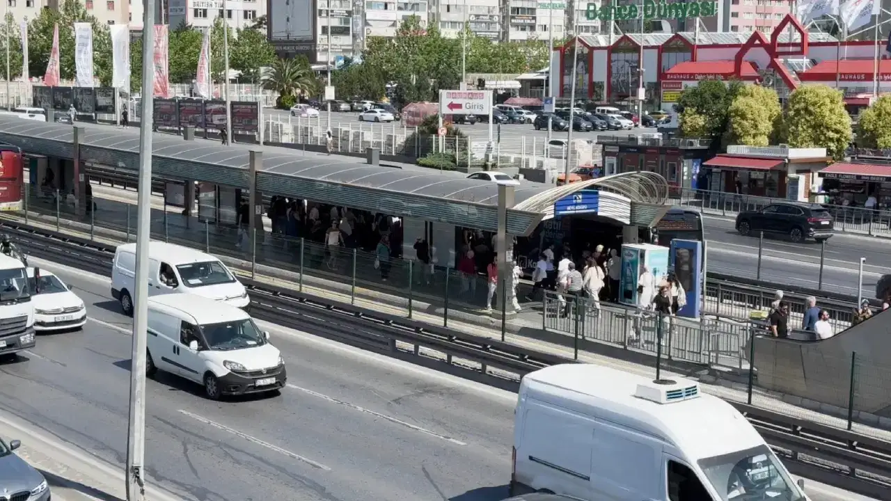 Metrobüste bıçaklı 'yan baktın' kavgası: 22 yaşındaki genç k