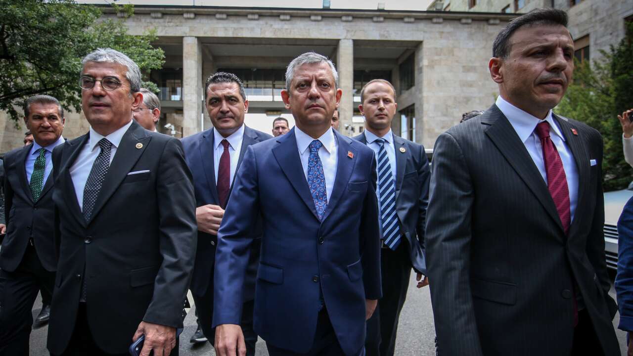 Özgür Özel, Meclis grup toplantısında konuşuyor