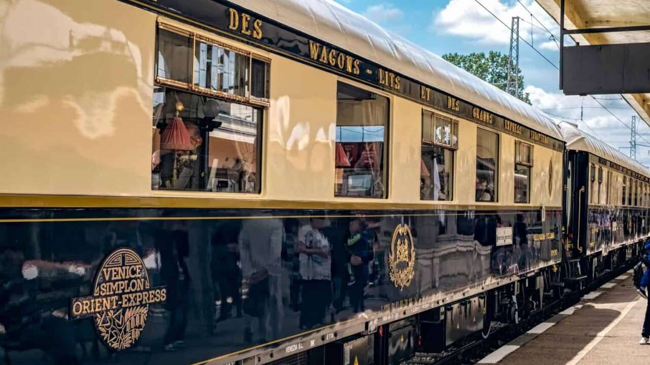 Rayların üstündeki saray