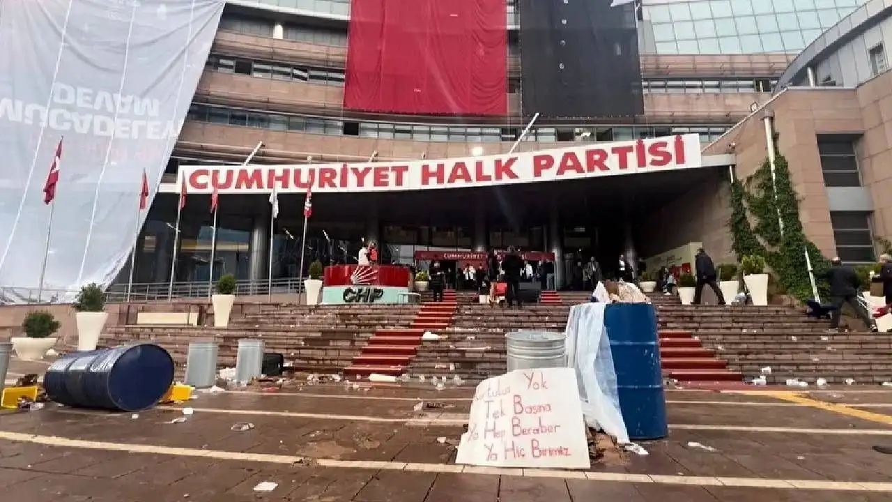 CHP muhalefetten arındıkça iktidar medyası şenleniyor: AK Parti'ye yakın gazeteciler ihraç listeleri paylaşıyor!