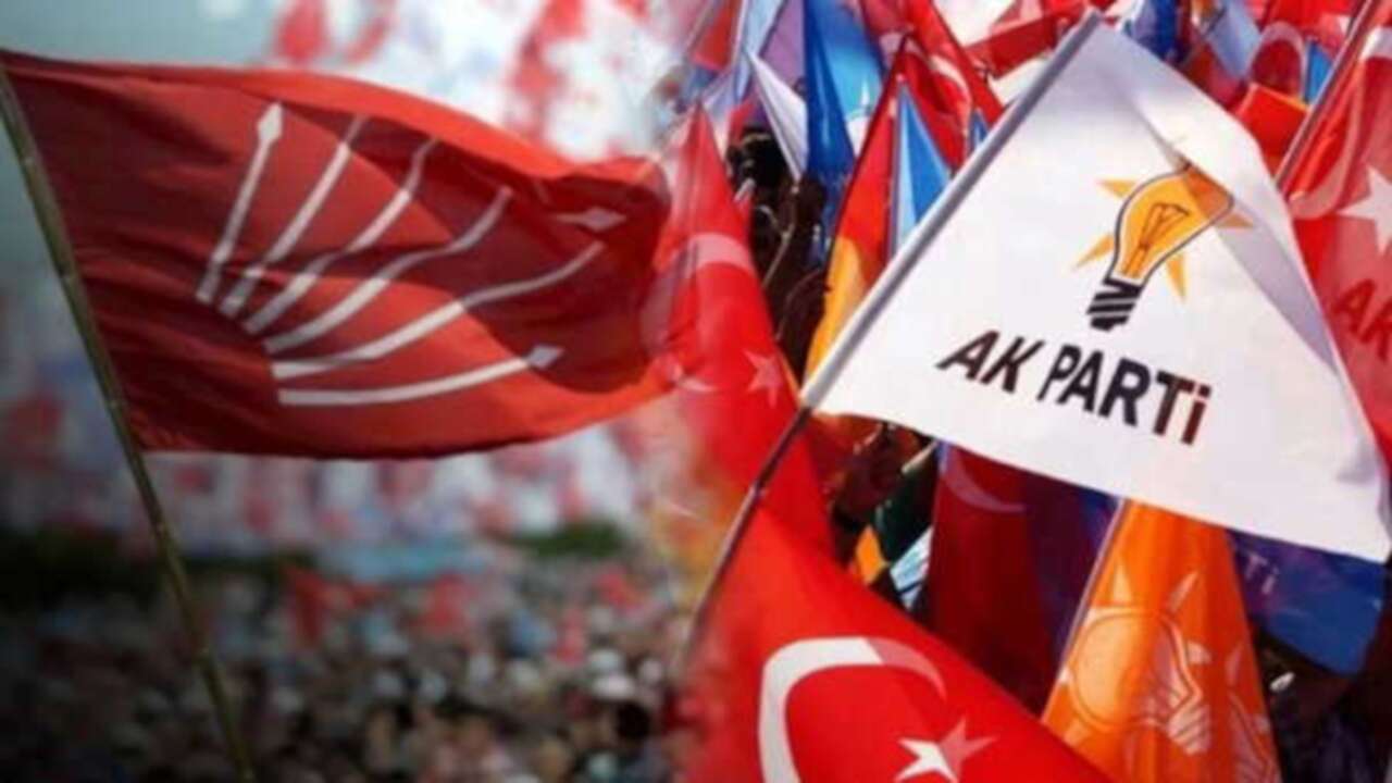 CHP’den istifa etti, AK Parti rozeti taktı