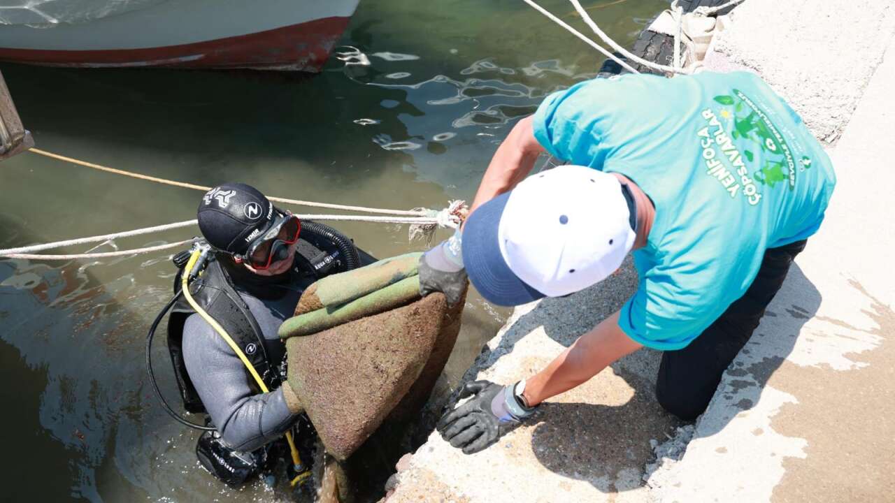 Yeni Foça'da denizden çıkan atıklar şaşırttı