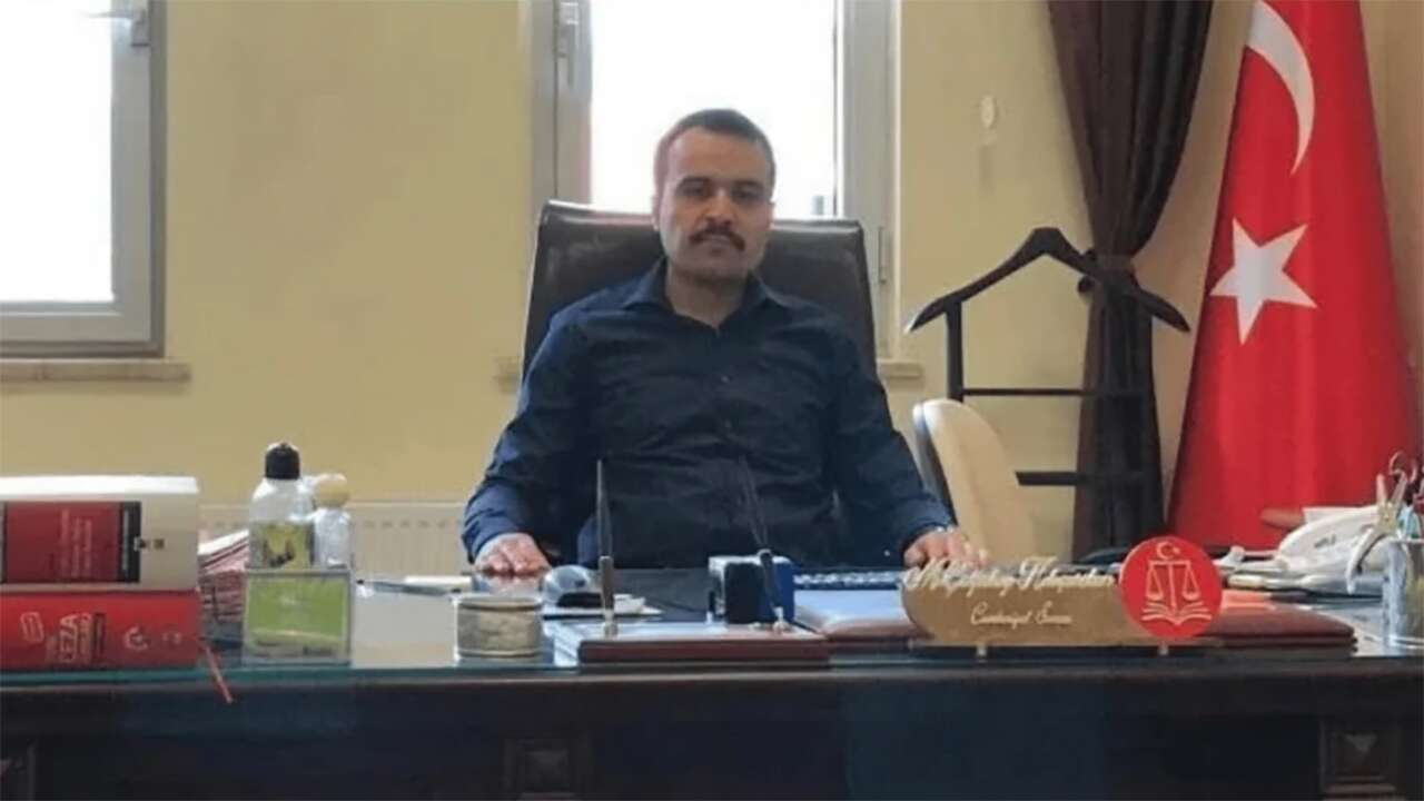 Hakimi vuran savcıya hapis cezası