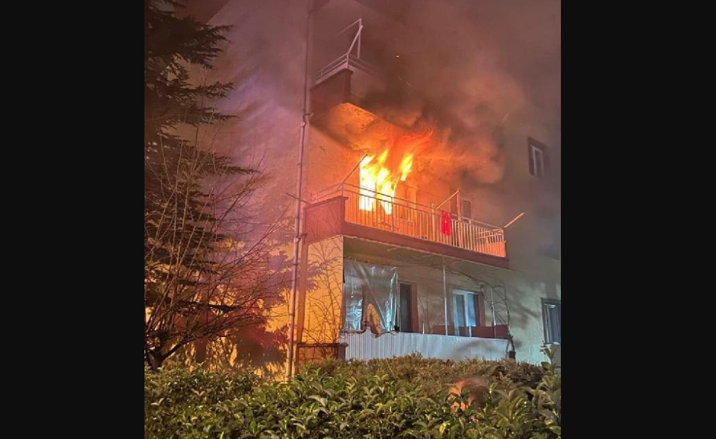 Çakmakla oynayan 11 yaşındaki çocuk evi cayır cayır yaktı: 16 kişi dumandan etkilendi