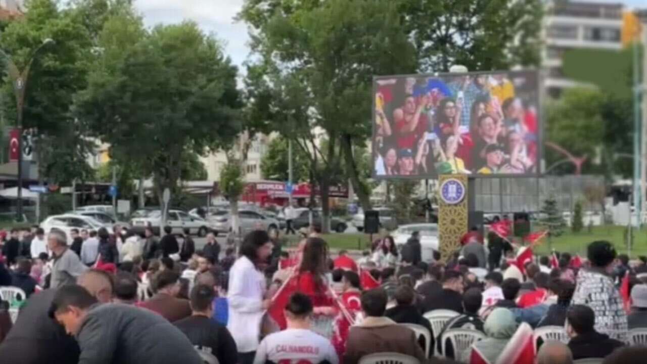 Meclis önünde basın açıklaması yapmak isteyen öğretmenlere polis müdahalesi