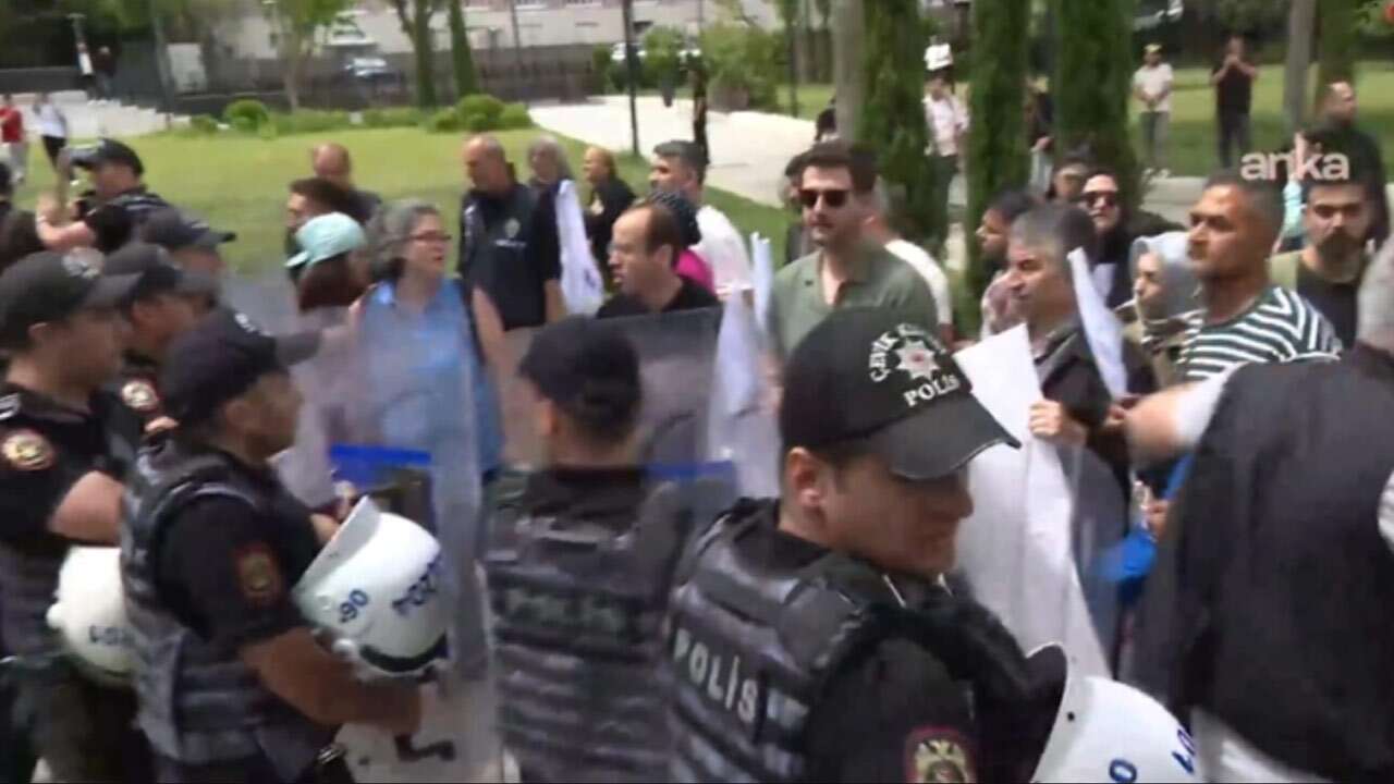 Meclis önünde basın açıklaması yapmak isteyen öğretmenlere polis müdahalesi