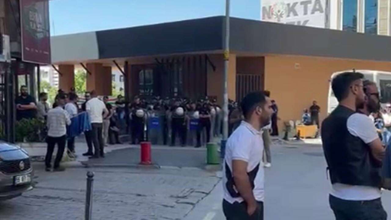 Ankara'da öğretmenlere kaldıkları otel önünde polis engeli: CHP ve İYİ Partili vekiller de orada