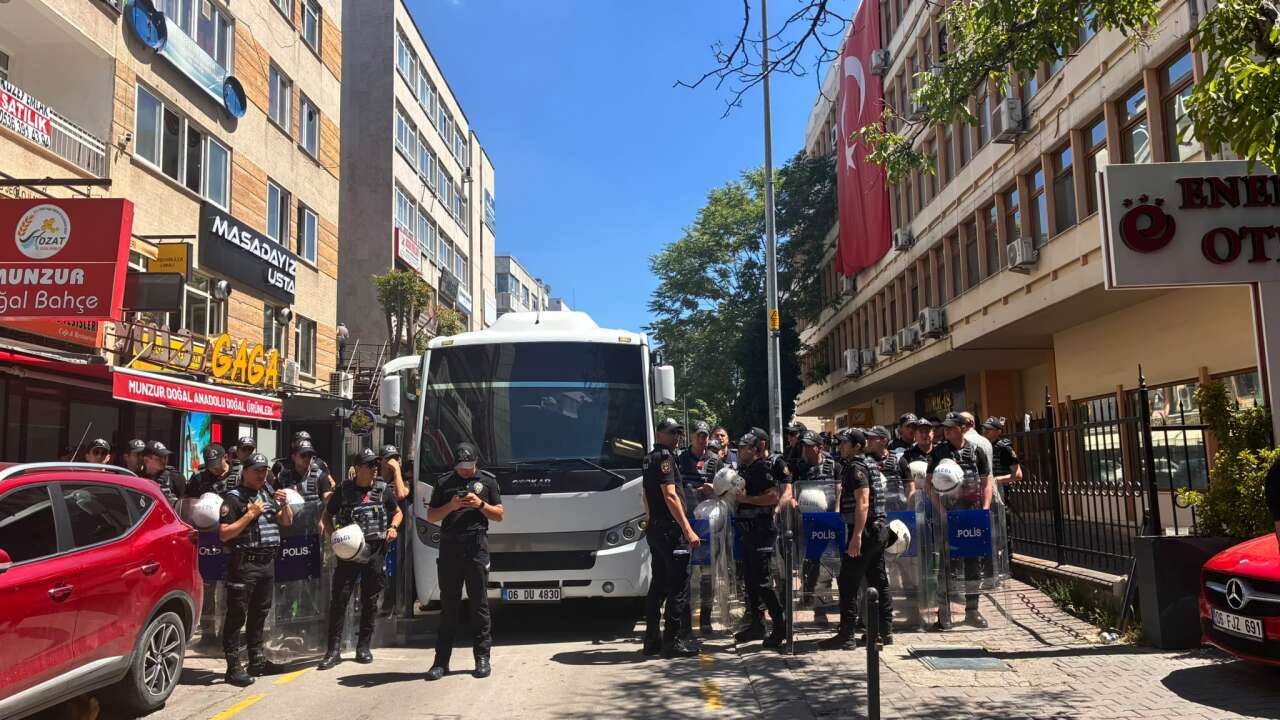 Ankara'da öğretmenlere kaldıkları otel önünde polis engeli: CHP ve İYİ Partili vekiller de orada