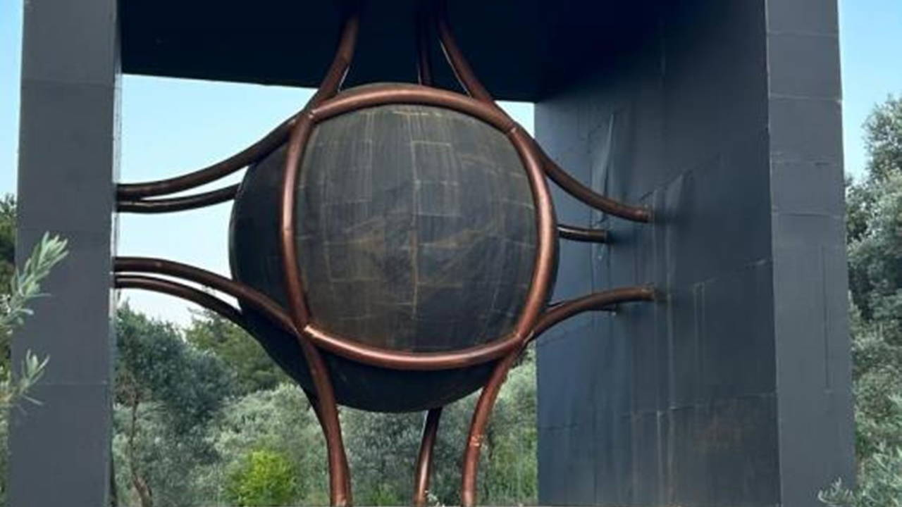 'Gizemli cisim' jandarmayı alarma geçirdi: Merak uyandıran anıt, sanat eseri çıktı