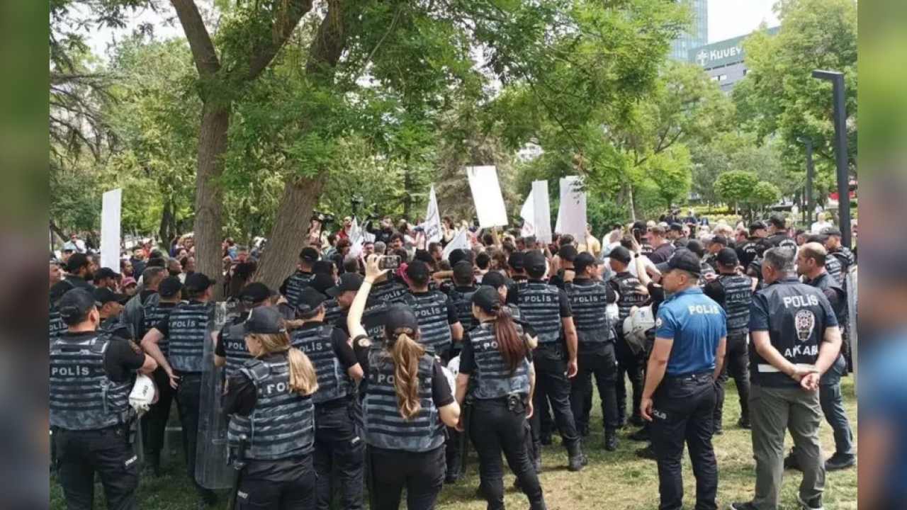 Açlık grevinde 3. gün: Öğretmenlere Meclis önünde ters kelepçeli gözaltı