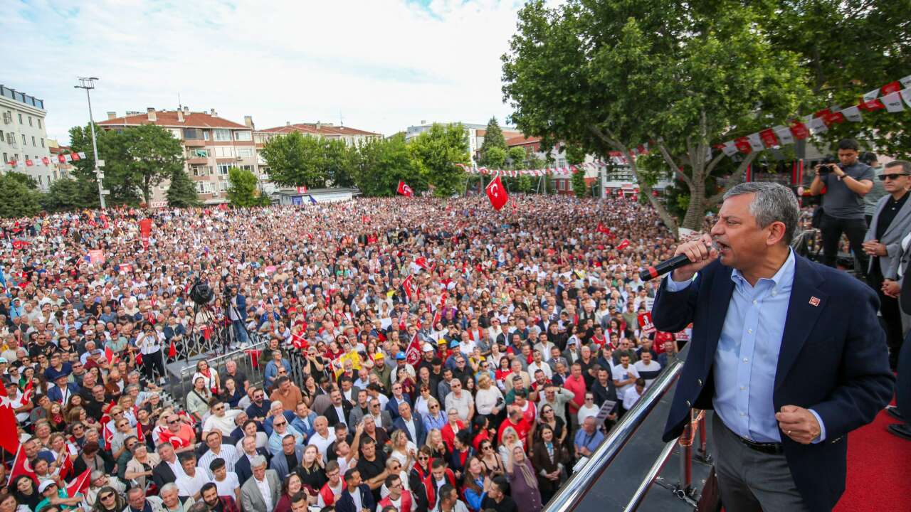 Meclis, Sokak, Özgür Özel