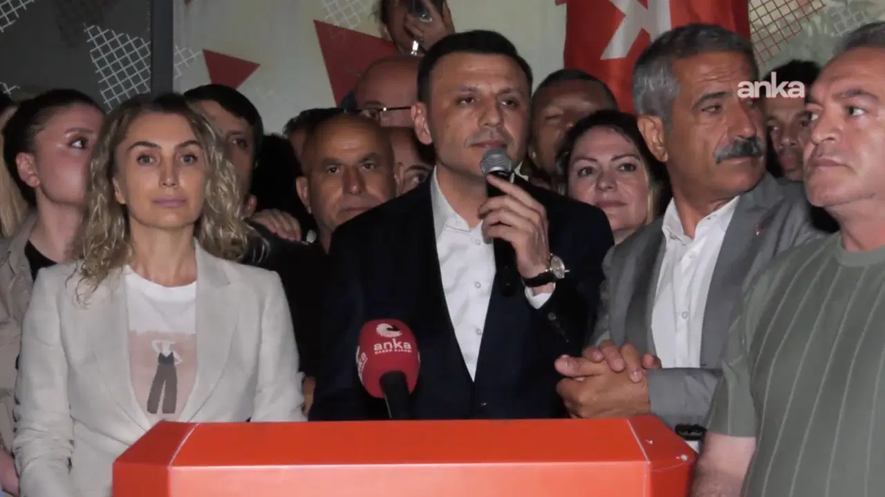 Özgür Çelik, İstanbul il binası önünde resti çekti: 'Butlan heyetinin kararını tanımıyoruz'