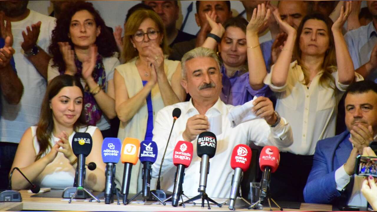CHP Bursa İl Başkanı Nihat Yeşiltaş görevden alınma kağıdını yırttı