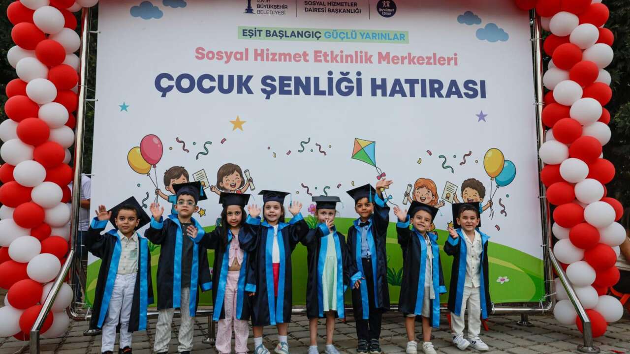 İzmir’de çocuklar yıl sonu şenliğinde buluştu
