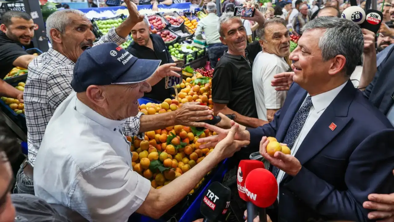Özgür Özel'den istifa etmek isteyen CHP’liye: Cemil Bey de kızdı gitti ama sen bekle