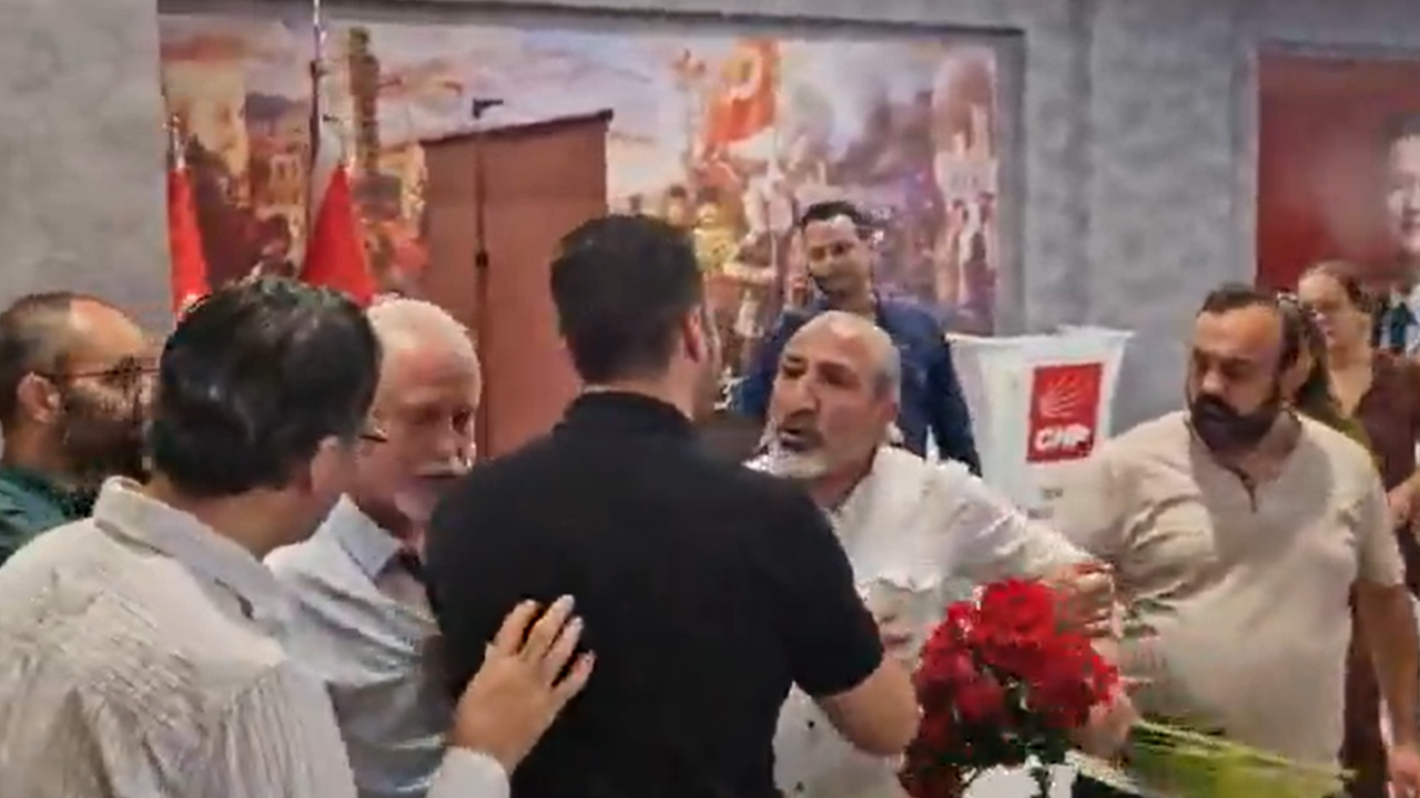 Butlan yönetiminin yol açtığı İzmir krizi devam ediyor: Atanmış başkanı çiçekle karşılamak isteyenlere tepki!