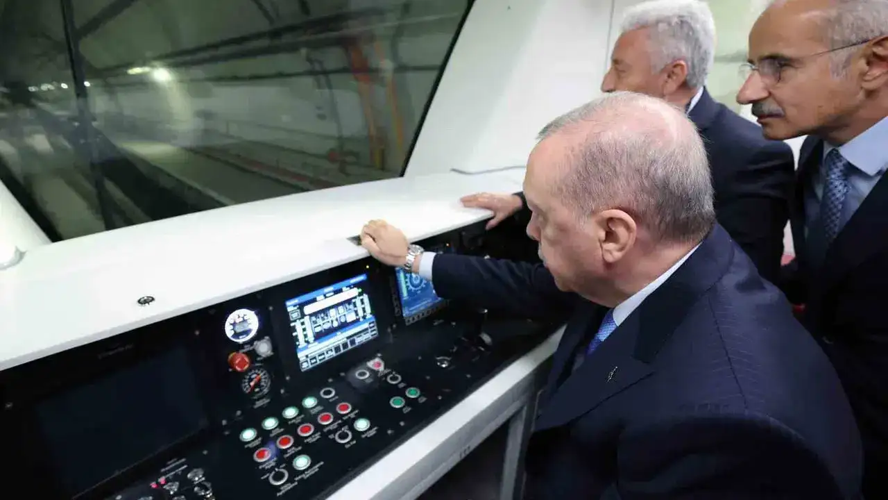 Erdoğan metro açtı gündemi CHP'ydi: Şaibesiz kurultay yapmayı öğrensinler