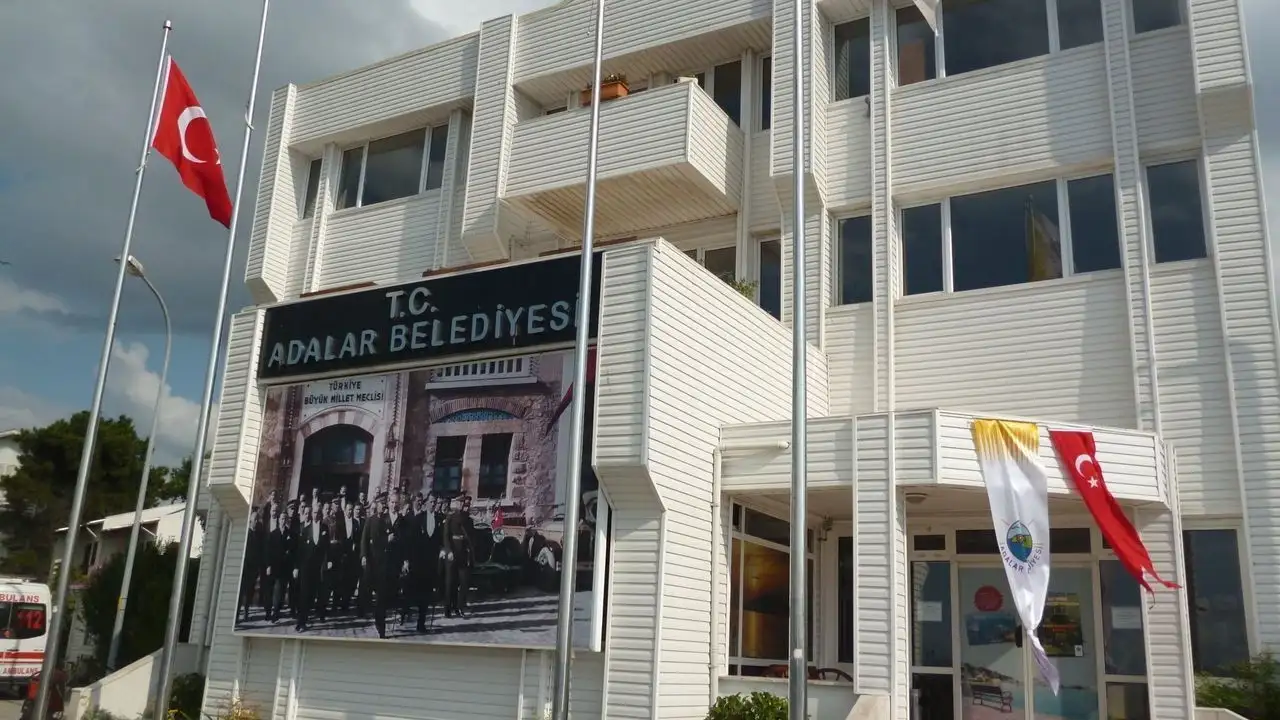 Adalar Belediyesi'ne bir garip operasyon: Garson, hurdacı, şoför, bisikletçi, belediye başkanı...