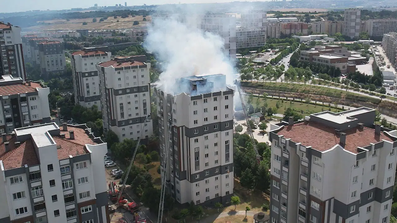Küçükçekmece'de korkutan yangın: 10 kişi hastaneye kaldırıldı