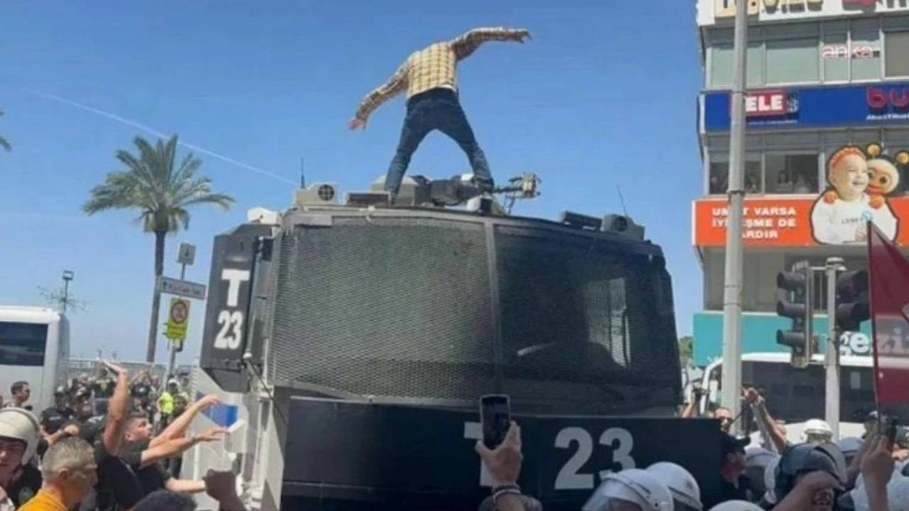 İzmir'deki mitingde TOMA'nın üzerine çıkmıştı: Öğretmen Deniz Yolçu tahliye edildi