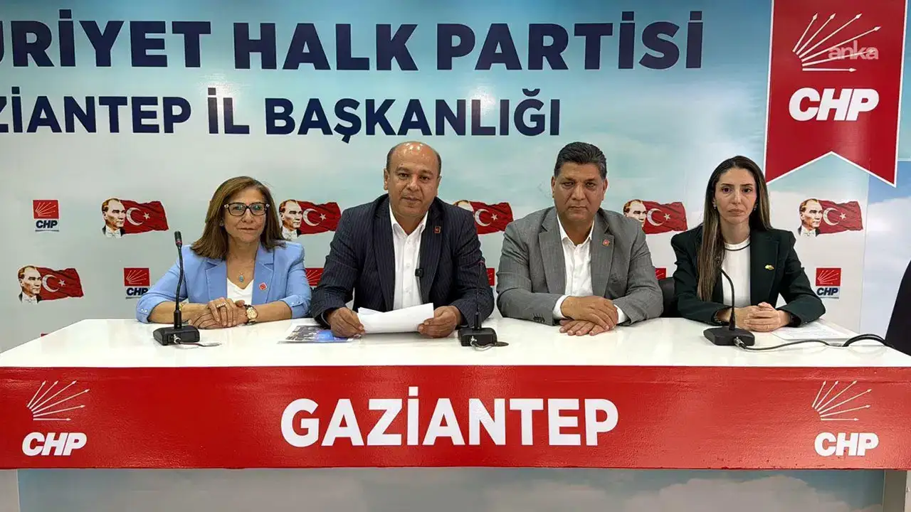 Nöbete sınav için ara verdiler: Butlan destekçileri CHP Gaziantep İl Binasına kapıları kırarak girdi