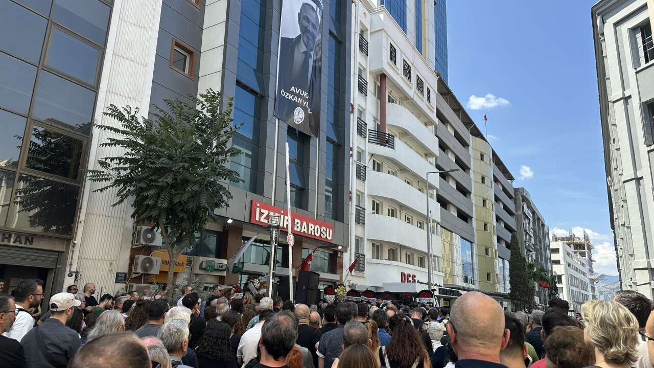 İzmir Barosu eski Başkanı Özkan Yücel'e veda: Yer yüzü aşkın yüzü oluncaya dek!