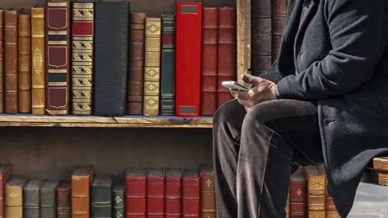 Kadıköy’de emeklinin geçim mücadelesi: Evdeki kitaplarını satıyor